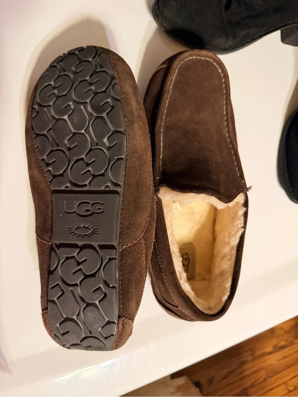 UGG Ascot Men’s Size 10 Brown Suede Sheepskin Lined Moccasin Slippers